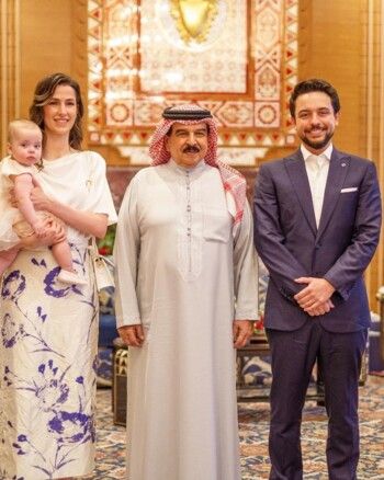 شاهد .. العقد في رقبة الأميرة رجوة يلفت الأنظار.. وهذا ما كُتب فيه باللغة العربية