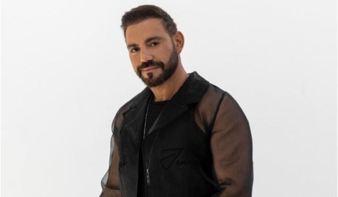 شاهد .. معجبو إيوان يحتفلون بعودته في قلب نيويورك مع عرض "شطّبنا" على شاشة تايمز سكوير