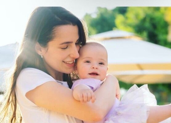 شاهد .. العقد في رقبة الأميرة رجوة يلفت الأنظار.. وهذا ما كُتب فيه باللغة العربية