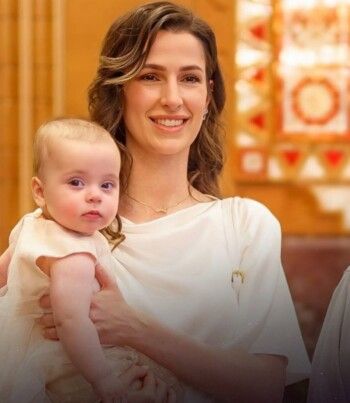 شاهد .. العقد في رقبة الأميرة رجوة يلفت الأنظار.. وهذا ما كُتب فيه باللغة العربية