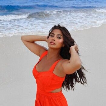 شاهد .. روبي تشعل الأجواء الصيفية بإطلالة بحرية على الشاطئ