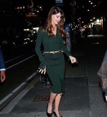 شاهد .. ديزي إدغار جونز تطل بفستان مزين بالذهب وسعره خيالي