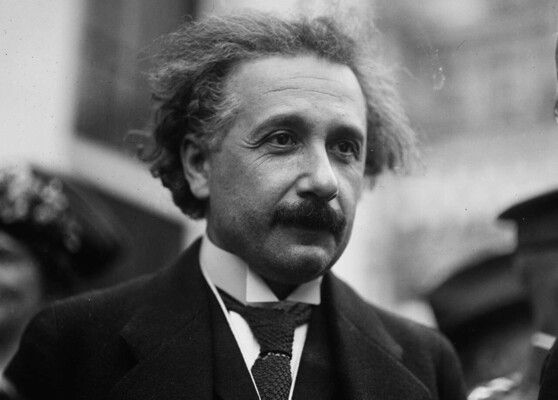 شاهد .. في ذكرى رحيل ألبرت أينشتاين الـ 70.. إليكم لمحة سريعة عن حياته