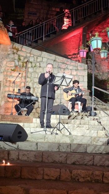 شاهد .. نقولا الأسطا أبدع ترنيماً في "بعرف صليبك" على درج الأسطا في زحلة