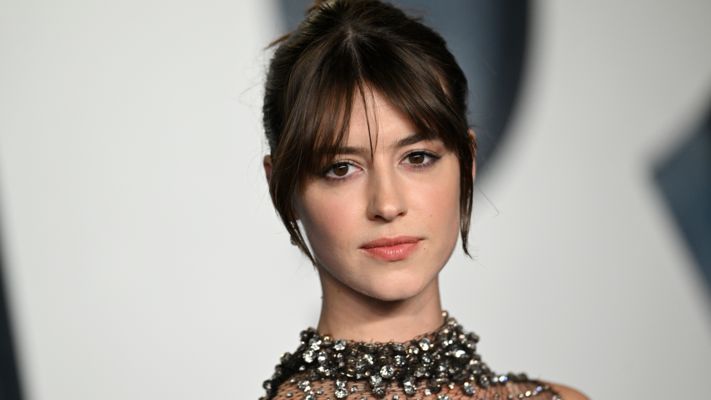 شاهد .. ديزي إدغار جونز تطل بفستان مزين بالذهب وسعره خيالي