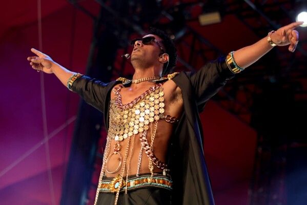 شاهد .. سعر إطلالة محمد رمضان في كوتشيلا خيالي