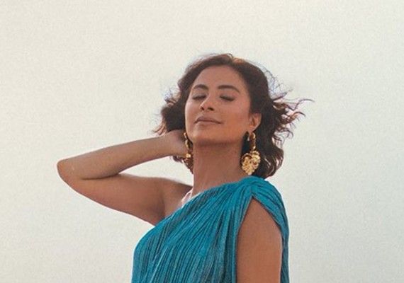 شاهد .. روبي تشعل الأجواء الصيفية بإطلالة بحرية على الشاطئ