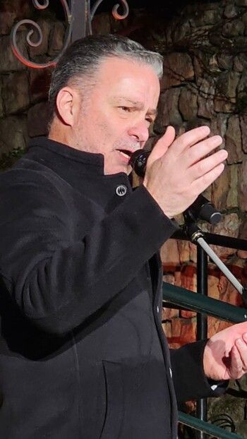 شاهد .. نقولا الأسطا أبدع ترنيماً في "بعرف صليبك" على درج الأسطا في زحلة