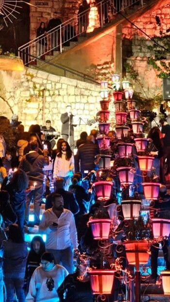 شاهد .. نقولا الأسطا أبدع ترنيماً في "بعرف صليبك" على درج الأسطا في زحلة