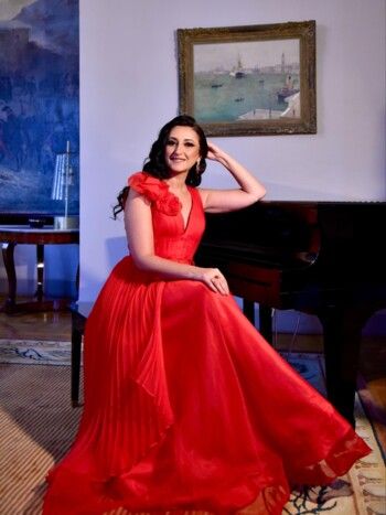 شاهد .. السوبرانو أميرة سليم تحيي إحتفالات عيد الفصح في لبنان بصوتها الأوبرالي