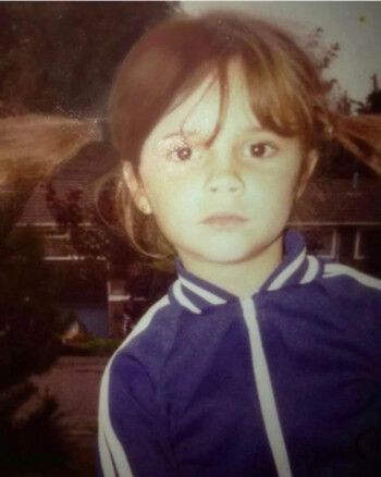 شاهد .. ديفيد بيكهام ينشر صور لزوجته فيكتوريا من مرحلة طفولتها