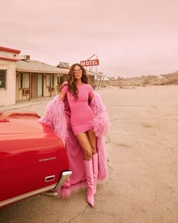 شاهد .. كلوي كارداشيان تستعرض جمالها وأنوثتها بلوك زهري رائع