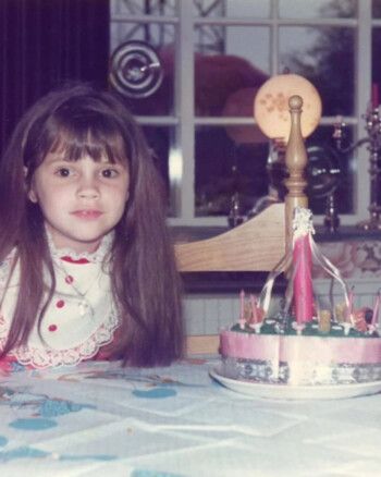 شاهد .. ديفيد بيكهام ينشر صوراً لزوجته فيكتوريا من مرحلة طفولتها