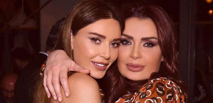 شاهد .. فيديو طريف لـ سيرين عبد النور وشقيقتها: "السيلفي بعد الاربعين"