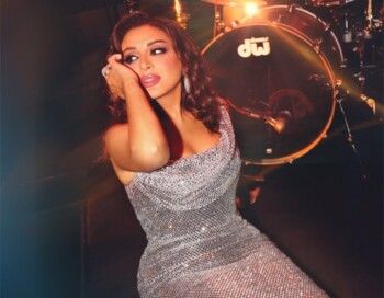 شاهد .. اختيار موفق لإطلالة أنغام في حفلها في جدة وهذا سعر الفستان