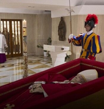 شاهد .. الصورة الأولى للبابا فرنسيس مُسجّى في نعشه