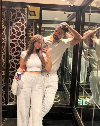 شاهد .. كريم فهمي يشارك لقطة رومنسية جميلة مع زوجته دانيا البناوي من داخل المصعد