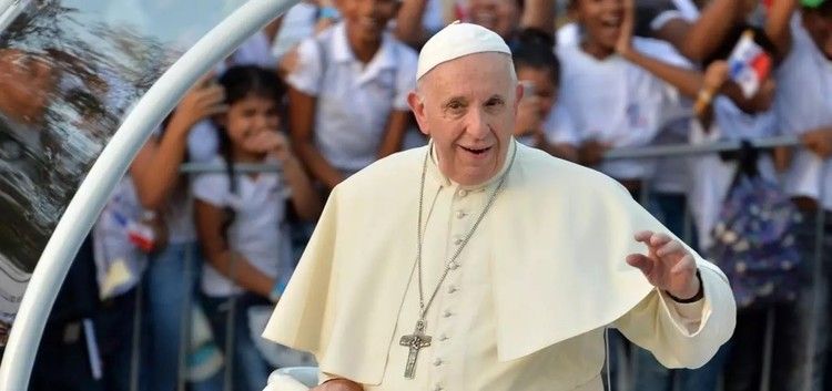 شاهد .. الصورة الأولى للبابا فرنسيس مُسجّى في نعشه