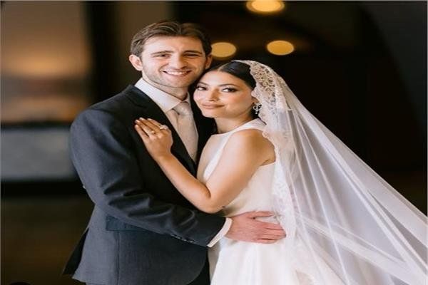 أول تعليق من والدة مي الغيطي بعد زفافها على طبيب بريطاني