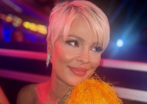 شاهد .. عارضة الأزياء اللبنانية لوتشيانا فرح تستعيد لون شعرها الطبيعي