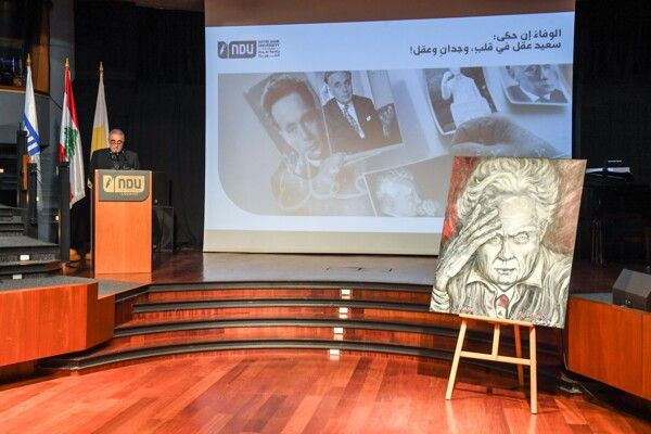 شاهد .. حفل تكريمي في جامعة سيدة اللويزة للشاعر الراحل سعيد عقل