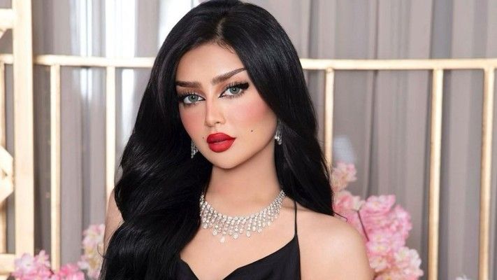 شاهد .. مروج الرحيلي وطريقة غريبة لإزالة وشمها