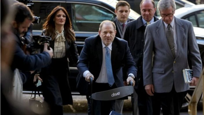 شاهد .. من عراب الأوسكار إلى قاعة المحكمة.. هارفي واينستين يواجه العدالة مجددًا