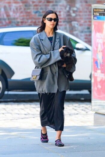 شاهد .. إيرينا شايك تطل بالحذاء الأكثر غرابة على الإطلاق