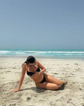 شاهد .. جورجينا رودريغيزتستمتع بوقتها و تستعرض رشاقتها بالمايوه على الشاطئ