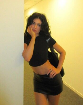 شاهد .. كايلي جينر تضج أنوثة ورشاقة بإطلالة سوداء ضيقة