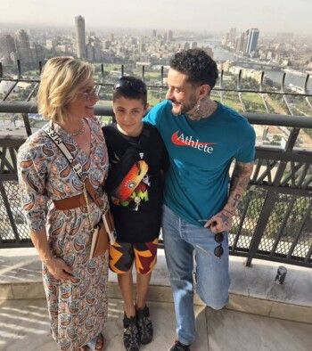 شاهد .. أحمد الفيشاوي بصورة رومانسية مع زوجته في برج القاهرة