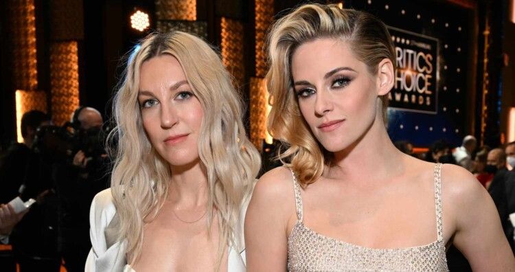 شاهد .. الصور الرسمية من زفاف كريستين ستيوارت من ديلان ماير وقبلات حميمة!