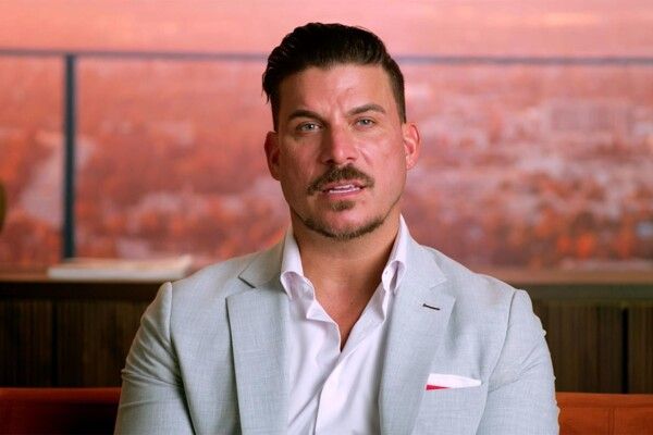 شاهد .. جاكس تايلور يقوم بفعل "مقزز" في العلن