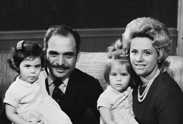 شاهد .. في ذكرى ميلادها الـ 84.. هكذا تعرفت والدة ملك الأردن عبد الله بوالده