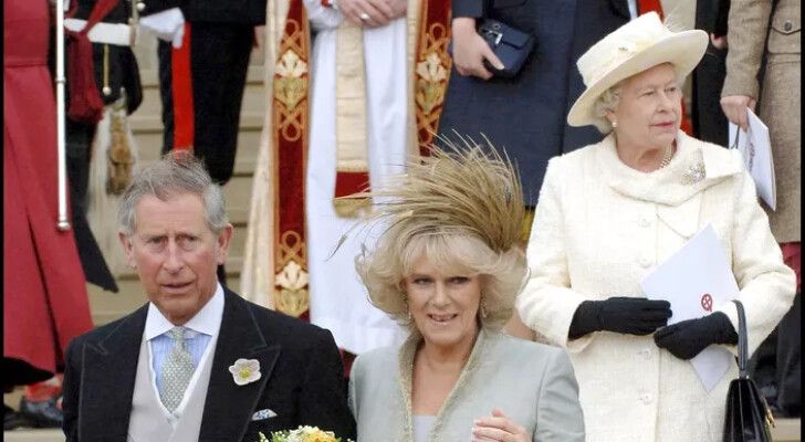 شاهد .. اللون النحس الذي ارتدته الملكة إليزابيث .. تسبب بطلاقات وخاقت منه كاميلا