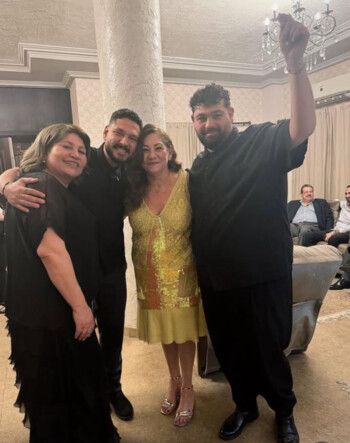 شاهد .. بعد أن أهدته زوجته راقصة .. قريب إلهام شاهين يحتفل بزواج والدته