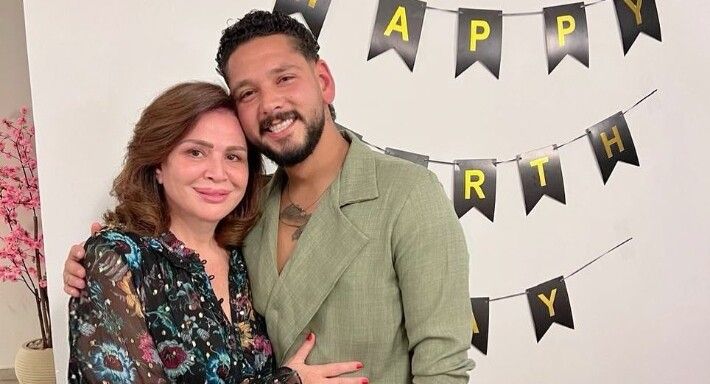 شاهد .. بعد أن أهدته زوجته راقصة .. قريب إلهام شاهين يحتفل بزواج والدته