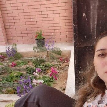 شاهد .. أرملة محمد رحيم باكية من أمام قبره: "شغلي اتدمر"