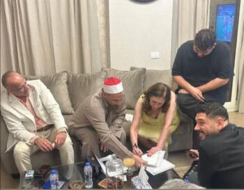 شاهد .. بعد أن أهدته زوجته راقصة .. قريب إلهام شاهين يحتفل بزواج والدته