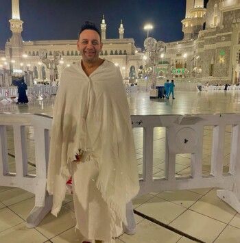 شاهد .. مصطفى قمر يقوم بمناسك الحج في المملة العربية السعودية