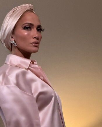 شاهد .. جينيفر لوبيز تتألق بالتوربان وإطلالة مستوحاة من الطابع الشرقي