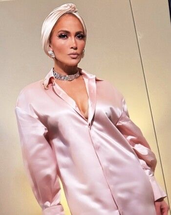 شاهد .. جينيفر لوبيز تتألق بالتوربان وإطلالة مستوحاة من الطابع الشرقي