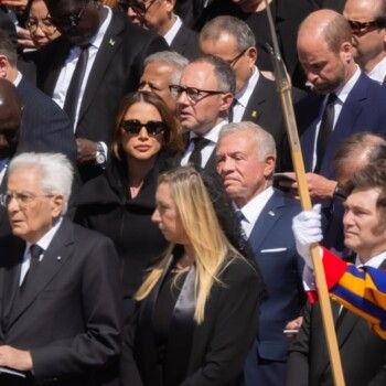 شاهد .. تفاصيل إطلالة الملكة رانيا خلال حضورها دفن البابا فرنسيس في روما