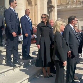 شاهد .. تفاصيل إطلالة الملكة رانيا خلال حضورها دفن البابا فرنسيس في روما