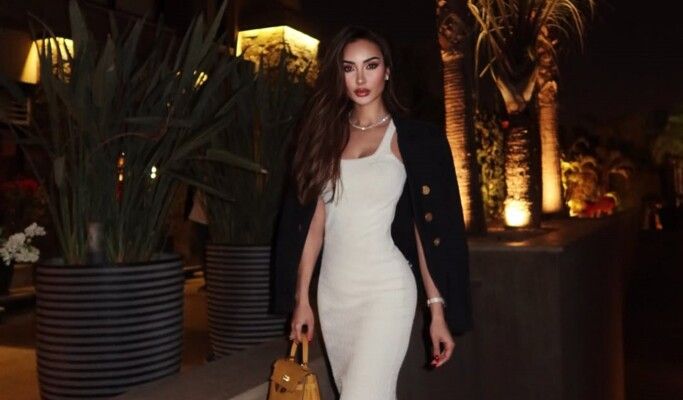 شاهد .. نور الغندور تقضي وقت مميز في شوارع لندن وسعر مرتفع لحقيبة يدها من Miu Miu