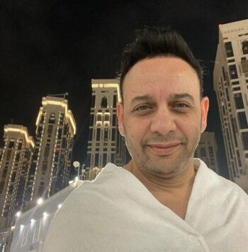 شاهد .. مصطفى قمر يقوم بمناسك الحج في المملة العربية السعودية