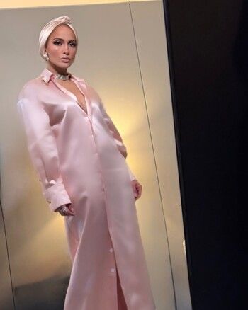 شاهد .. جينيفر لوبيز تتألق بالتوربان وإطلالة مستوحاة من الطابع الشرقي