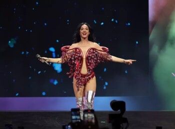 شاهد .. كاتي بيري في مكسيكو سيتي بإطلالات غريبة