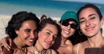 شاهد .. آية سماحة تستمتع بوقتها مع أمينة خليل ودينا الشربيني وجميلة عوض على الشاطئ