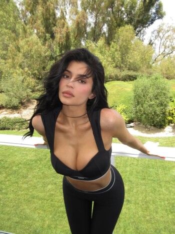 شاهد .. كايلي جينر برشاقة عالية من خلال لوك رياضي ضيق